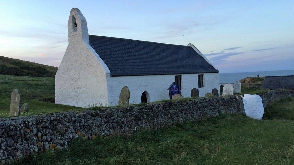 Eglwys y Grog sydd dafliad carreg o arfordir Bae Ceredigion ac yng nghesail Foel-y-Mwnt