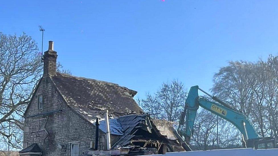 Air Balloon Pub being demolished