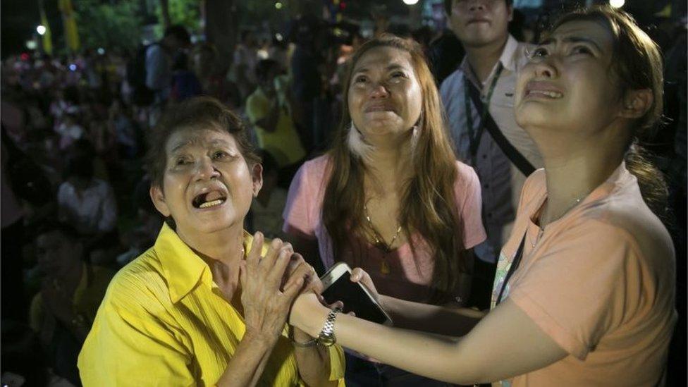 Thai people grieve in Bangkok (13 Oct 2016)