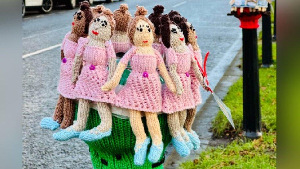 The knitted nine ladies dancing