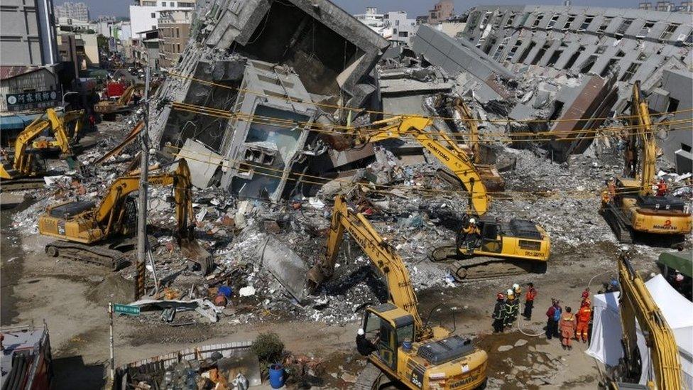 Diggers at the site of the Weiguan Jinlong apartment in Tainan, Taipei (9 Feb 2016)