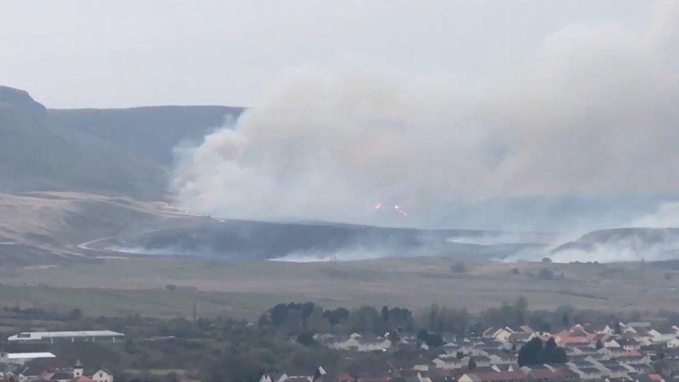 Heavy smoke on the side of Rhigos mountain