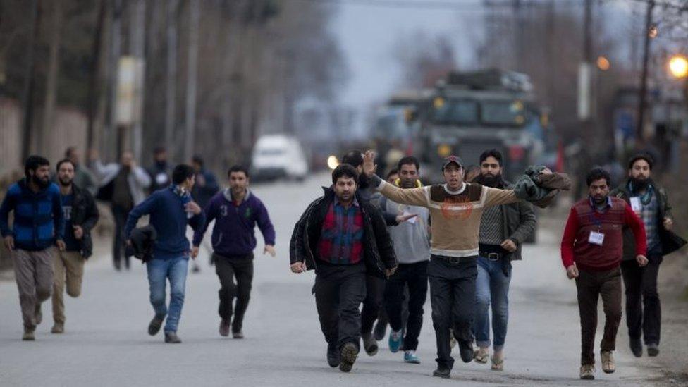 Kashmiri civilians run for safety after they were evacuated from the government-run institute on the outskirts of Srinagar (20 February 2016)