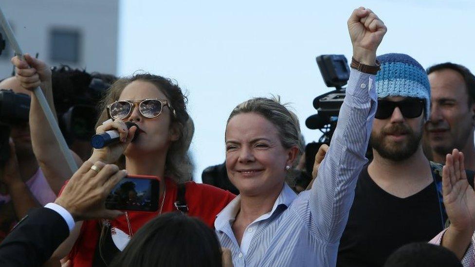 Brazilian singer Ana Canas (L) and President of the Workers' Party Gleisi Hoffmann (C) attend a rally of supporters of former Brazilian president Luiz Inacio Lula da Silva near the headquarters of the Federal Police in Curitiba, Brazil, 08 April 2018