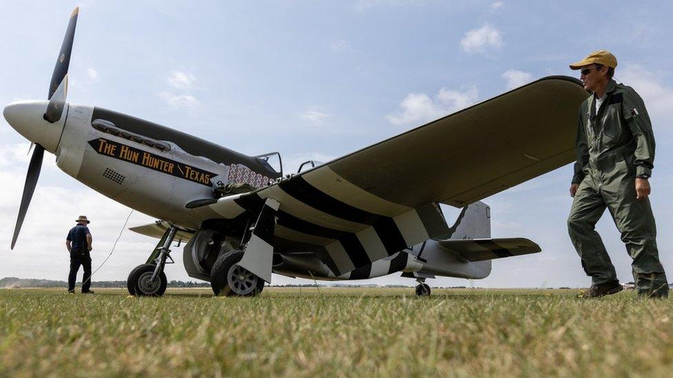 Mustang plane with crew