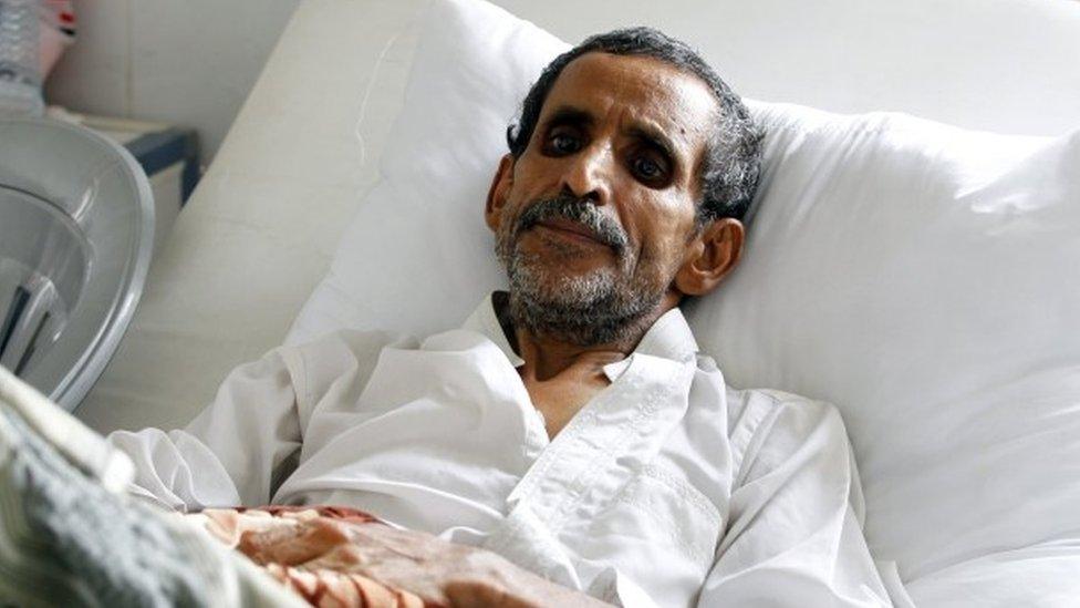 A cholera-infected Yemeni receives treatment at a hospital amid a serious cholera outbreak in Sanaa, Yemen (22 June 2017)