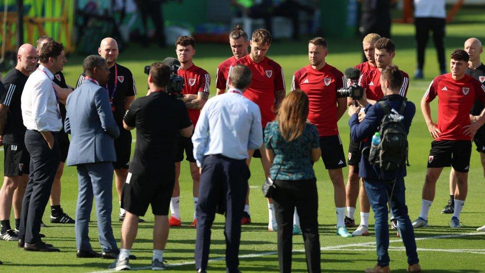 Vaughan Gething speaking to the Wales squad in Qatar