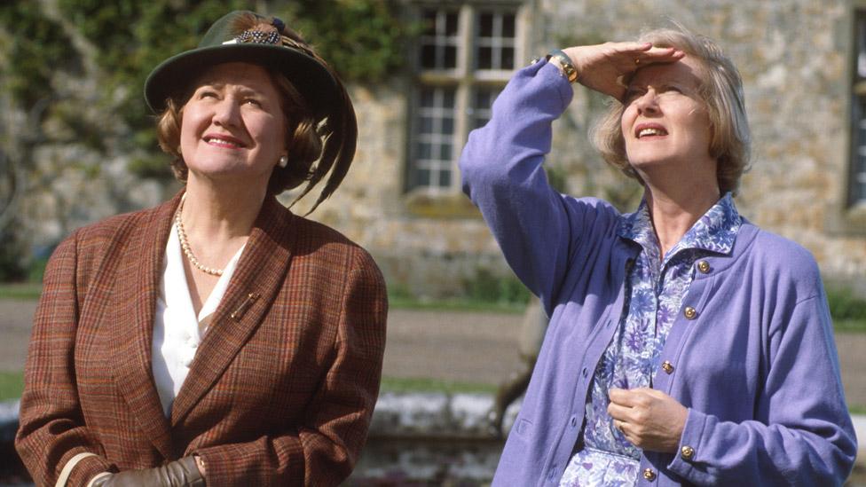 Patricia Routledge and Josephine Tewson in Keeping Up Appearances