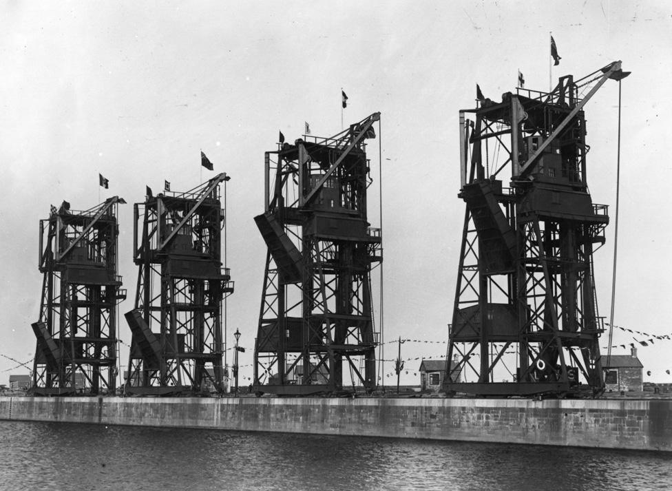 Cranes at Cardiff Docks in 1907