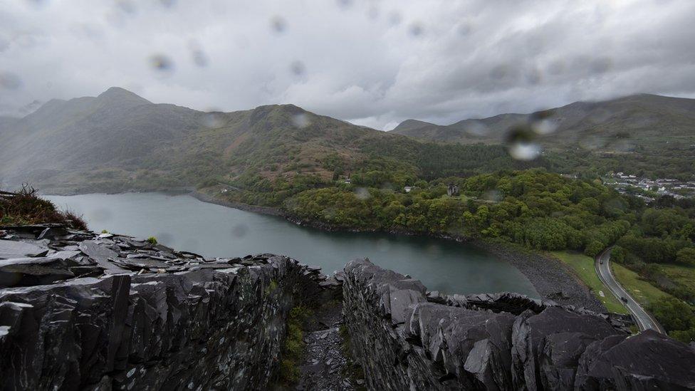 O farics Môn yn chwarel Dinorwig yn edrych tuag at yr Wyddfa