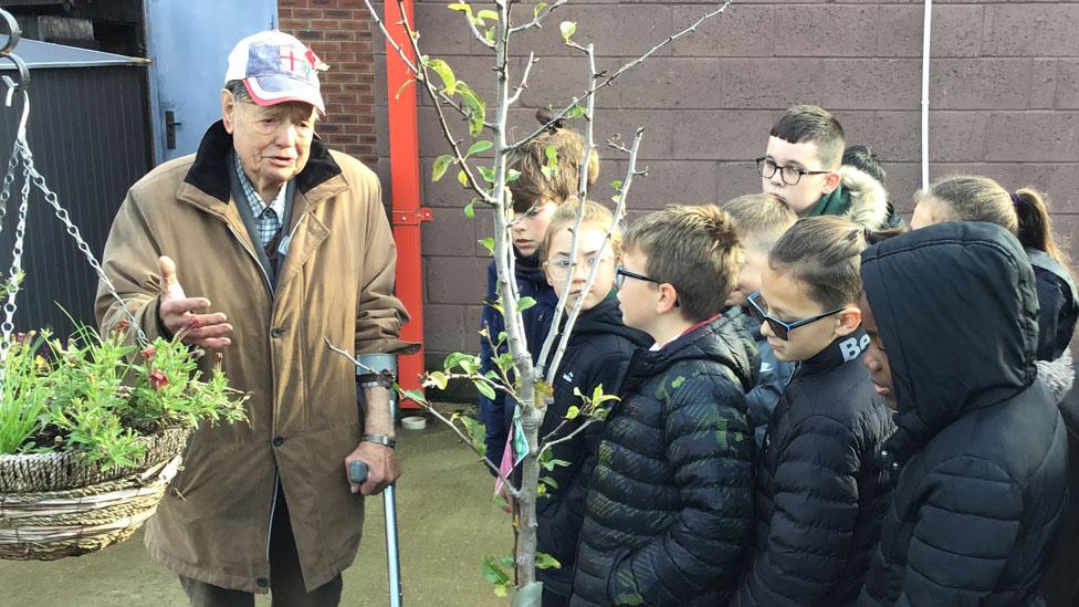 Don Bradshaw and Year 6 children