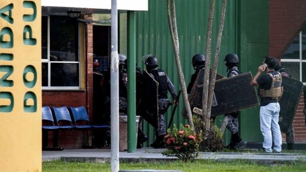 Brazilian riot police prepare to invade the Puraquequara Prison facility at Bela Vista community, Puraquequara neighbourhood at the city of Manaus, Amazonas state on May 27, 2019