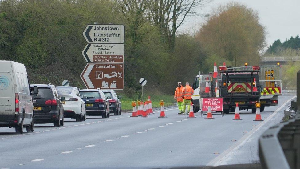 Queuing traffic on the A40