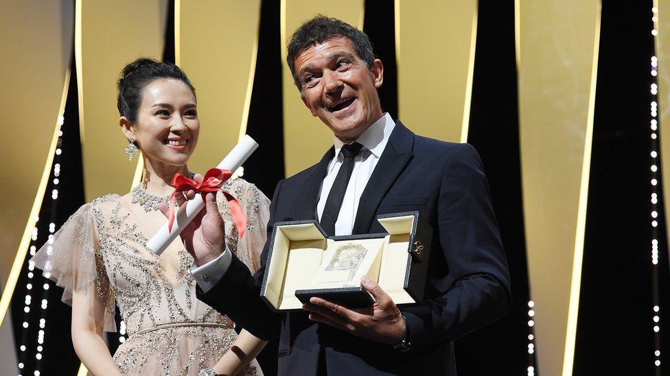 Antonio Banderas accepting the prize from Zhang Ziyi for best actor