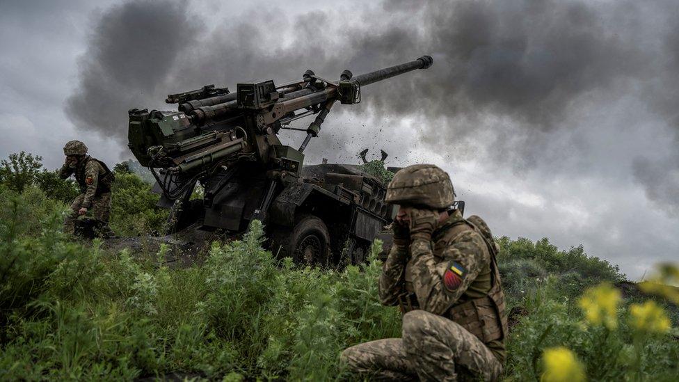 Ukrainian troops fire an artillery cannon in Donetsk