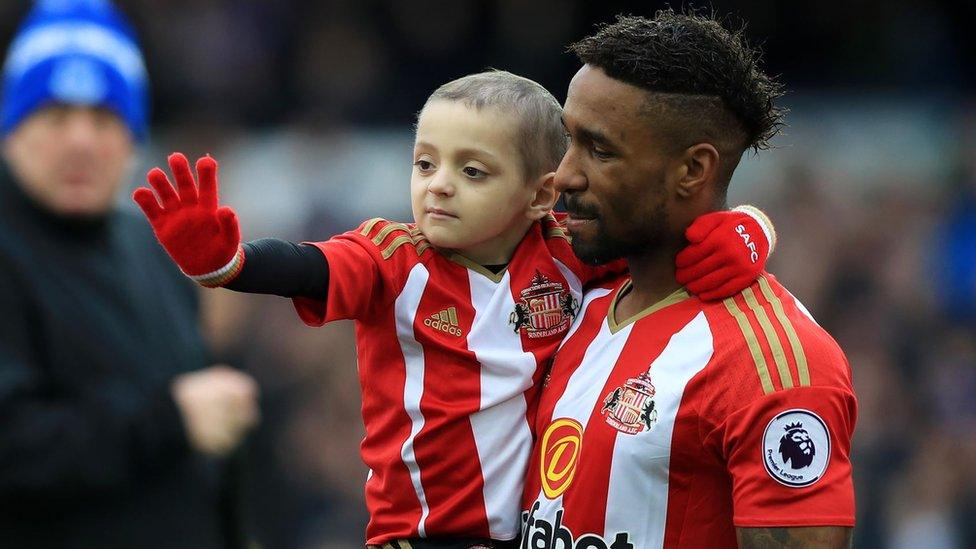 Bradley Lowery greets Everton players with Sunderland's Jermain Defoe