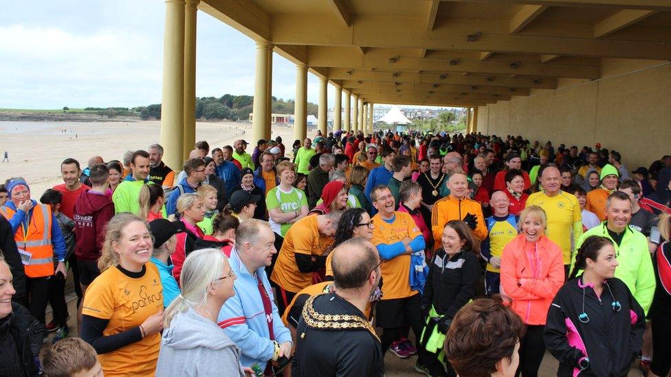 Hundreds of people waiting on the promenade to start the race