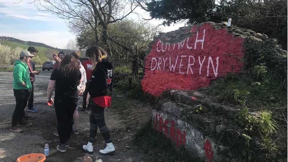 Mae gwirfoddolwyr wedi bod yn ailadeiladu a gwarchod y wal ger Llanrhystud