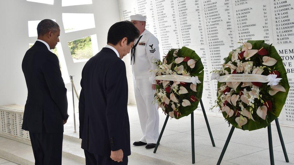 US President Barack Obama(L) and Japanese Prime Minister Shinzo Abe place wreaths at the USS Arizona Memorial December 27, 2016 at Pearl Harbor in Honolulu, Hawaii.