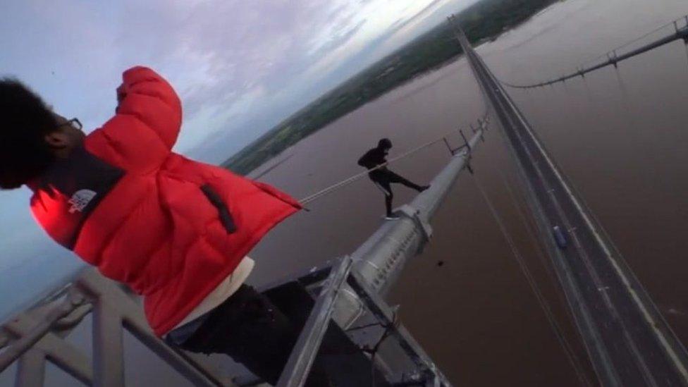 'Urban explorers' climbing the Humber Birdge