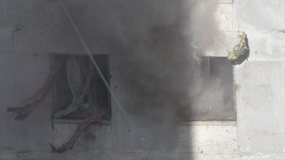 Smoke rises from windows of an apartment block during an operation suspected jihadists in Tbilisi (22 November 2017)