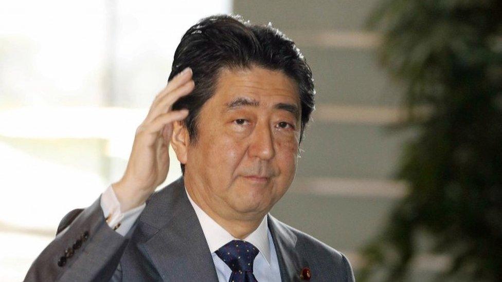 Japan's Prime Minister Shinzo Abe arrives at his official residence in Tokyo (24 December 2015)