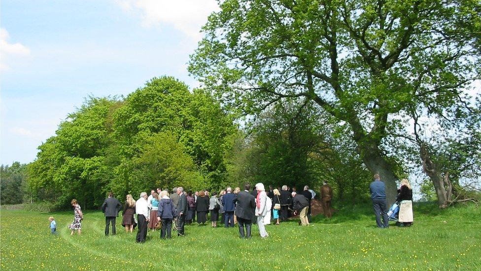 Cae angladdau naturiol Brynbuga