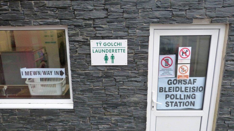 Cyfle i olchi eich dillad wrth fwrw pleidlais yn y Tŷ Golchi ar faes carafanau Bryn Gloch, Betws Garmon