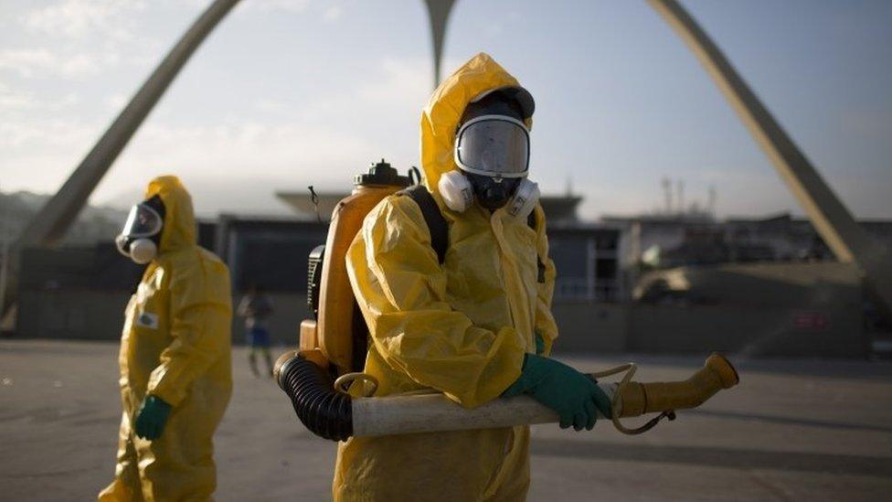 Workers spray insecticide to combat the Aedes aegypti mosquito that transmits the Zika virus in Rio de Janeiro (26 January 2016)