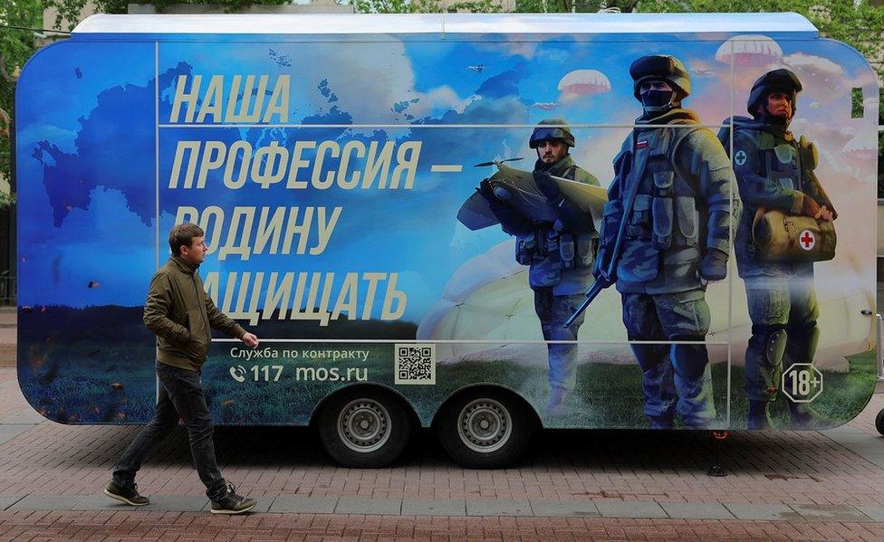 Mobile army recruitment office in Moscow, 3 May 23