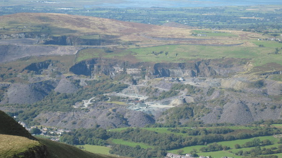 Olion chwarel lechi Pen-yr-orsedd lle gweithiai Griffith ac Owen; Griffith yn curo yn yr efail, ac Owen yn pleinio yn y sied ar gyfer Inigo Jones