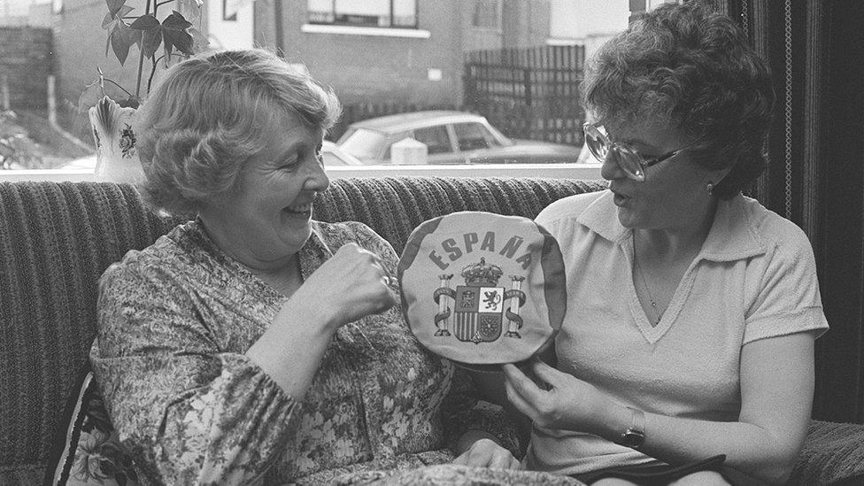 The mothers of Gerry Armstrong and Norman Whiteside hold a hat emblazoned with the word: ESPANA