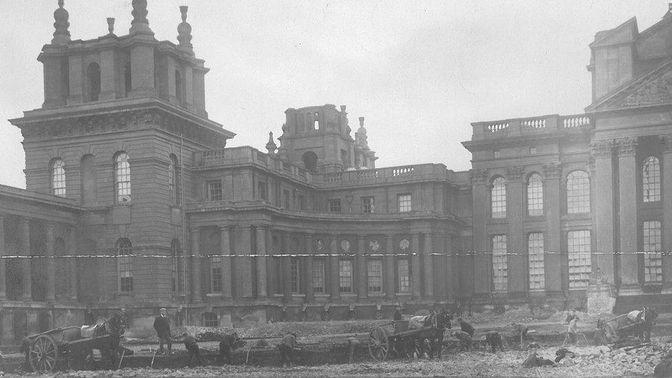 Re-cobbling Great Court c1904