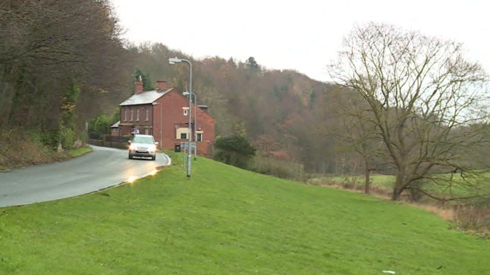 Safle'r bwthyn yn Nyffryn Moss lle digwyddodd y ffrwydrad