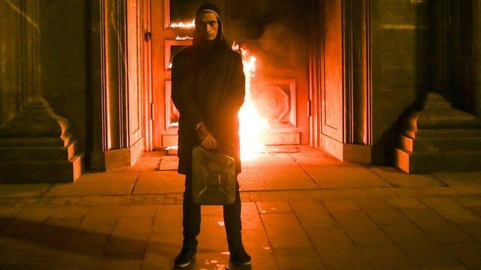 Pyotr Pavlensky sets fire to the FSB building, Moscow