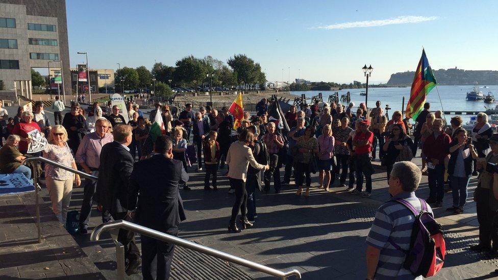 Protest tu allan i'r Senedd