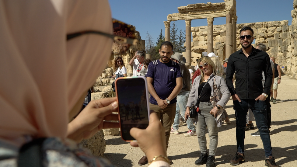 Janna Hussein (centre)