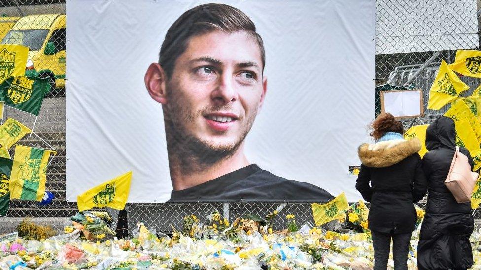 Teyrngedau i Emiliano Sala yn Stadiwm Caerdydd