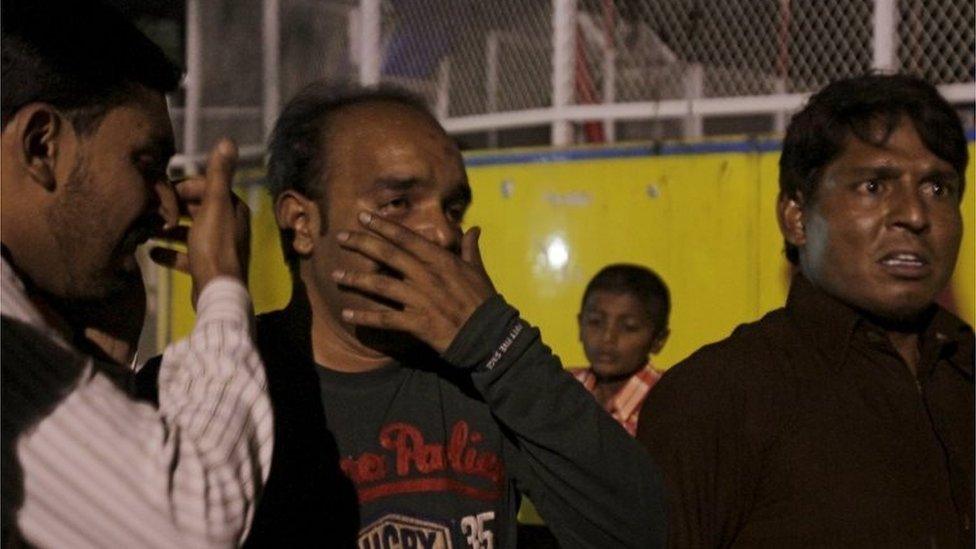 Men mourn the death of their relatives after a blast outside a public park in Lahore 27/03/2016