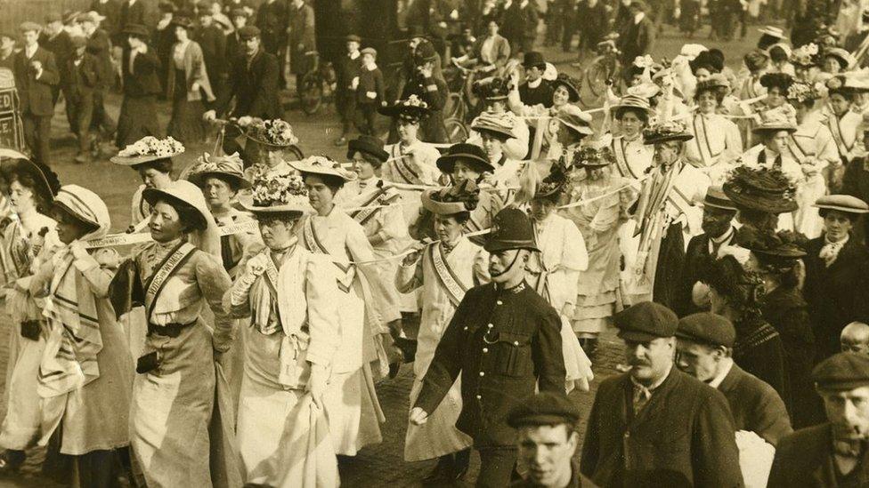 Processing suffragettes in 1908