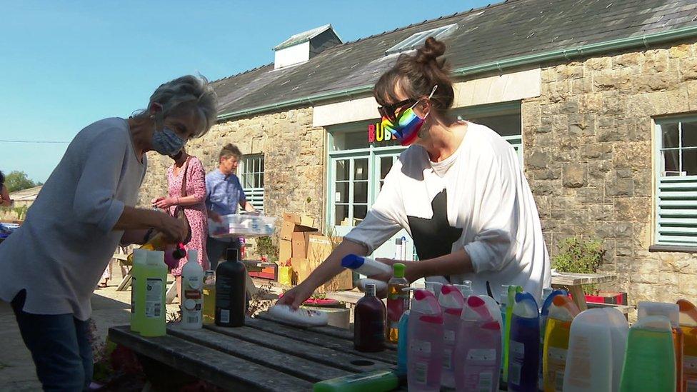 Pobl yn gadael nwyddau ar gyfer y ffoaduriaid