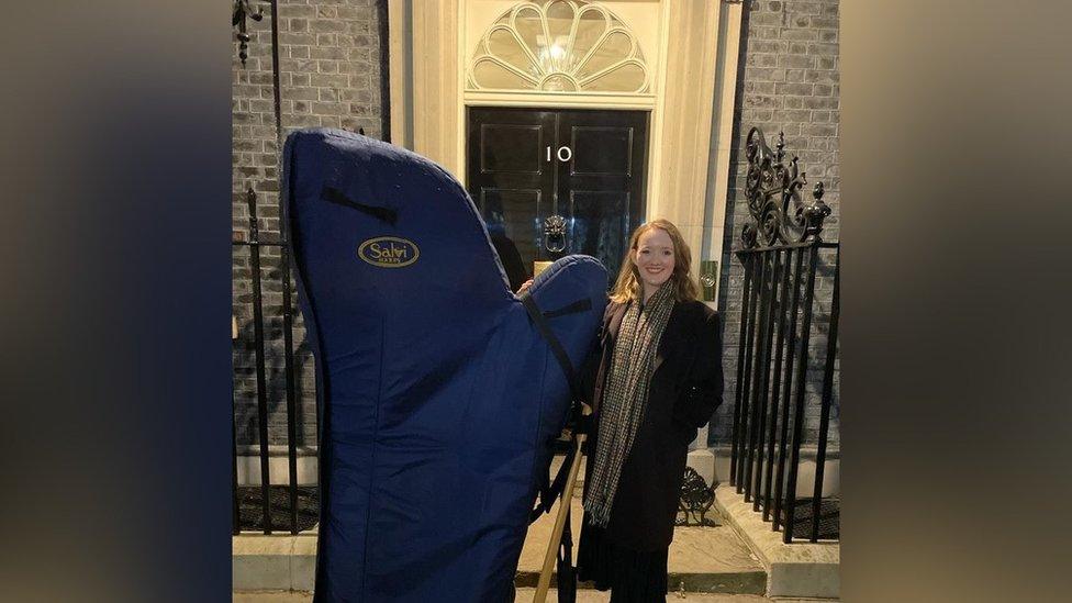 Alis yn Downing Street