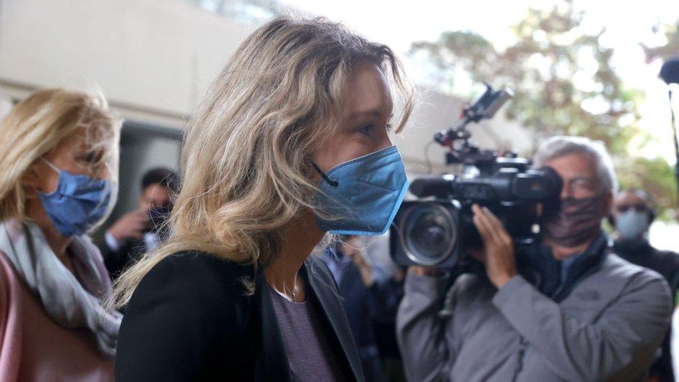 Elizabeth Holmes (R) walks with her mother Noel Holmes (L) as they arrive for court