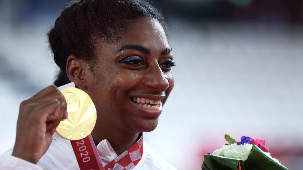 kadeena-cox-smiles-with-a-gold-medal