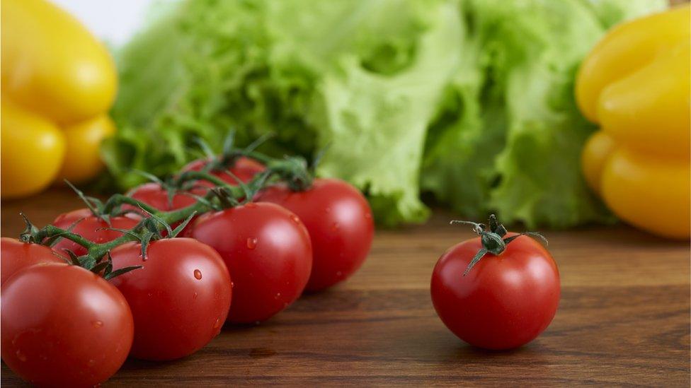 Tomatoes, lettuce and pepper