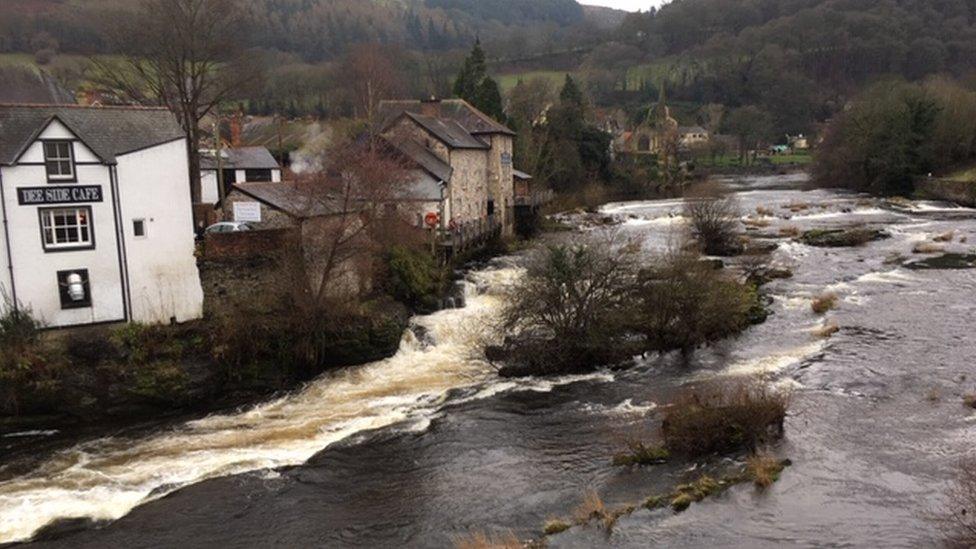 Afon Dyfrdwy yn Llangollen