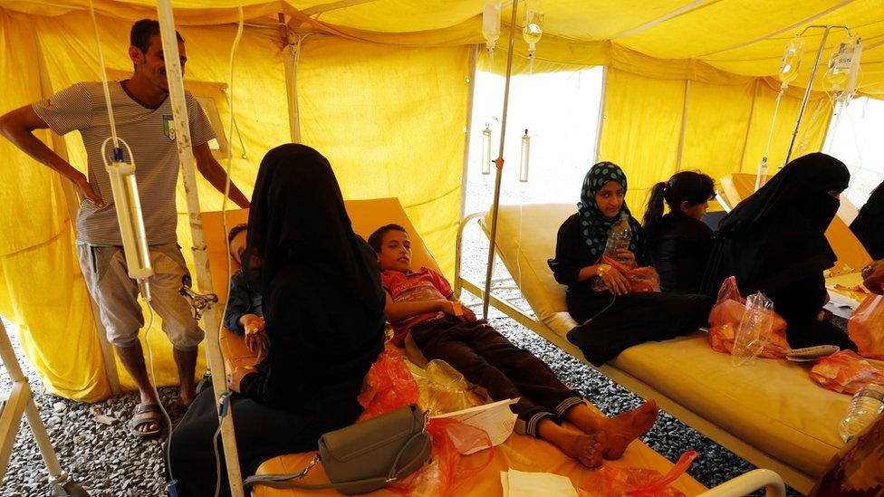 People infected with cholera receive treatment at a hospital in Sanaa, Yemen (6 July 2017)