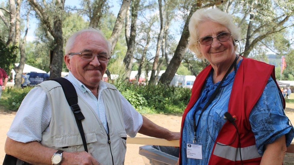 Hen gyfeillion. Arfon Jones a Buddug Jones, dau o'r stiwardiaid sydd wedi gweithio'n ddiwyd trwy'r wythnos // Arfon Jones and Buddug Jones, two of the Eisteddfod stewards are back for another year