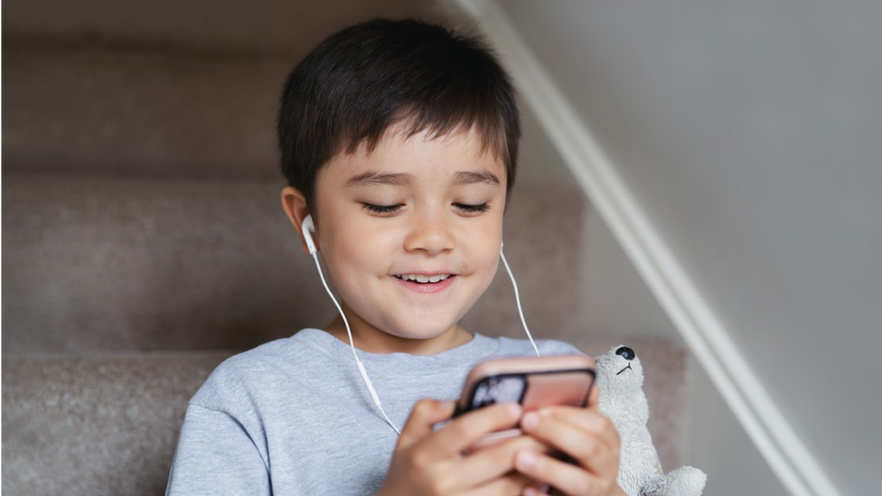 boy-listening-to-ipod