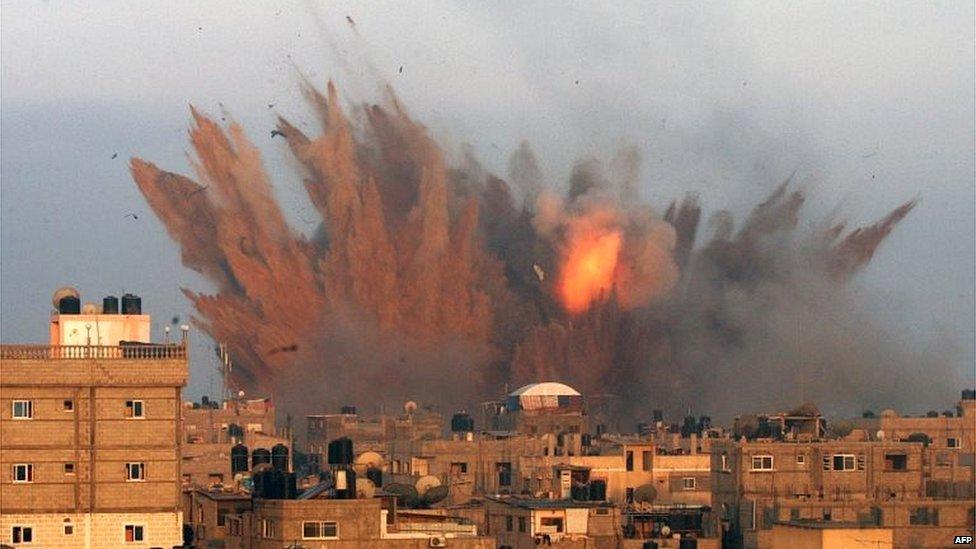 Explosion after Israeli air strike on rafah (11/07/14)